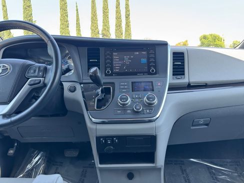 Used 2018 Toyota Sienna XLE w/ XLE Navigation Package AWD/4WD image 15