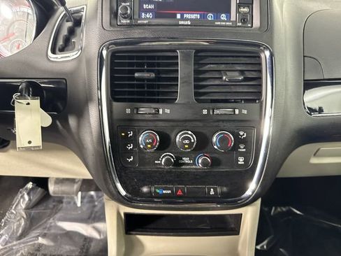 Used 2017 Dodge Grand Caravan SXT FWD image 9