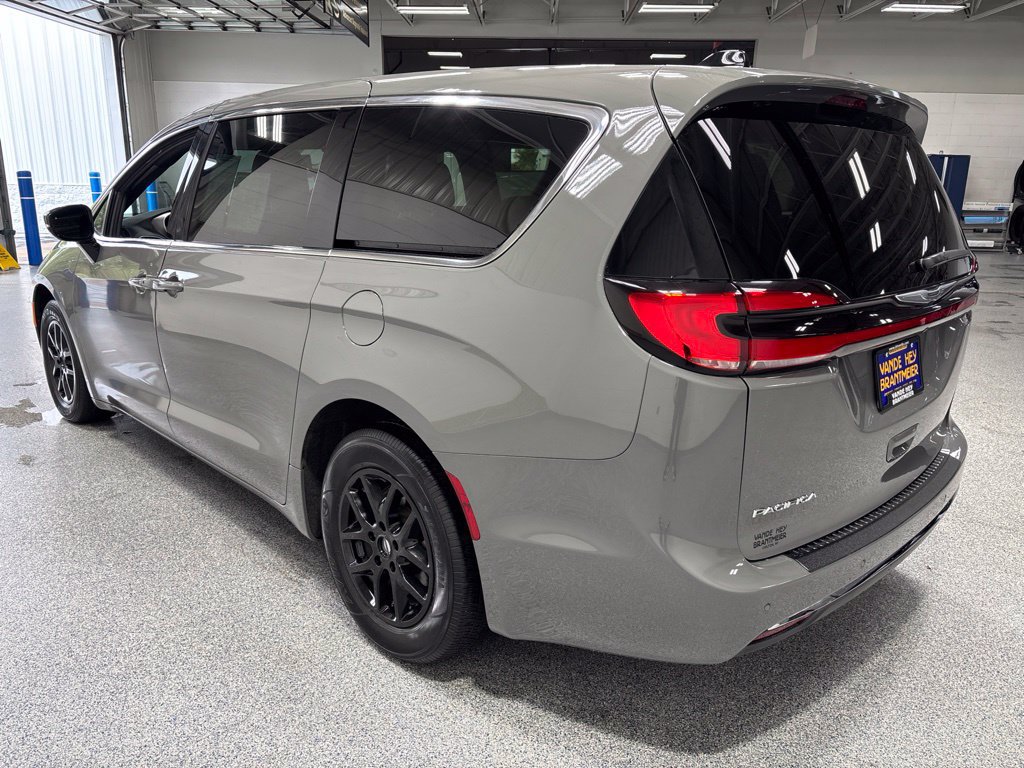 Used 2025 Chrysler Pacifica Select FWD image 5
