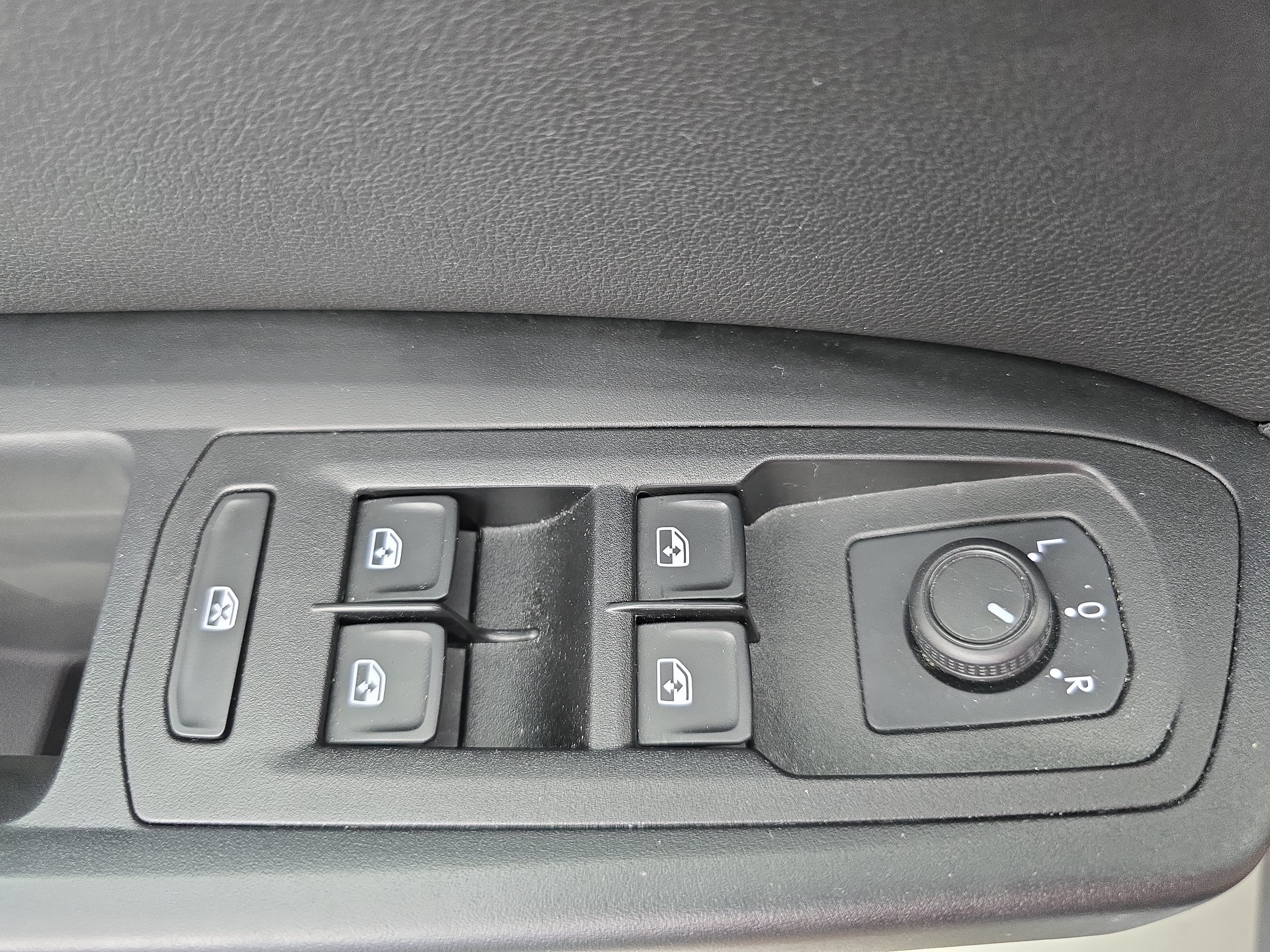 Used 2020 Volkswagen Atlas Cross Sport SE w/ Panoramic Sunroof Package FWD image 28