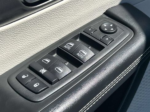 Used 2024 Chrysler Pacifica Touring-L FWD image 27