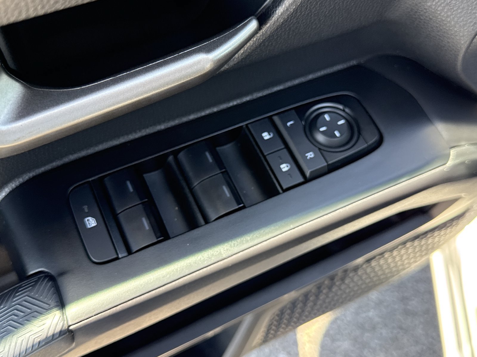 Used 2025 Toyota Tacoma TRD Off-Road AWD/4WD image 32