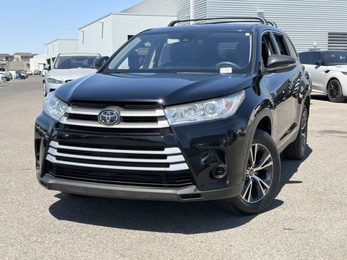 Used 2019 Toyota Highlander LE FWD image 3