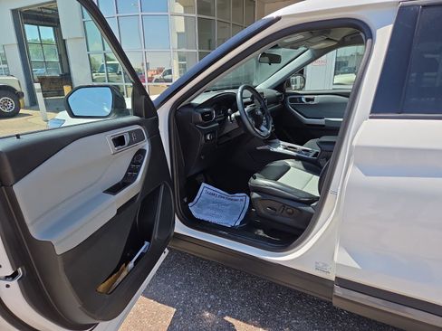 Used 2023 Ford Explorer XLT w/ Equipment Group 202A AWD/4WD image 9
