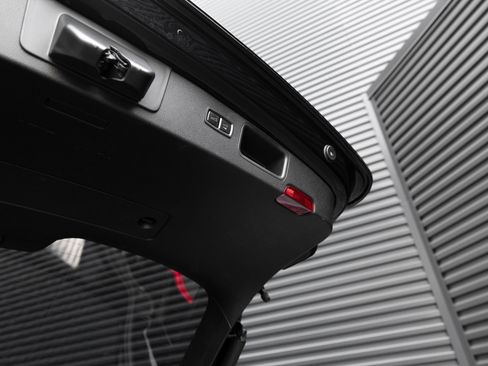 Certified 2025 Porsche Macan AWD/4WD image 28