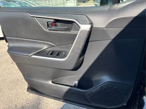 Used 2019 Toyota RAV4 LE image 18