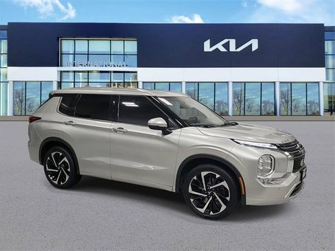 Used 2022 Mitsubishi Outlander SEL image 2