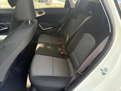 Used 2025 Kia Soul LX w/ LX Technology Package FWD image 35