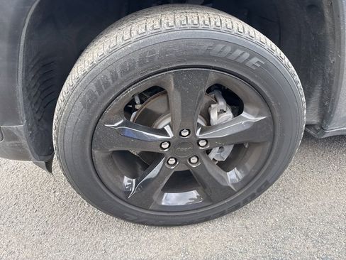 Used 2022 Jeep Grand Cherokee Altitude image 2