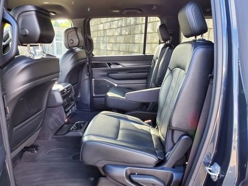 Used 2024 Jeep Wagoneer Series III image 40