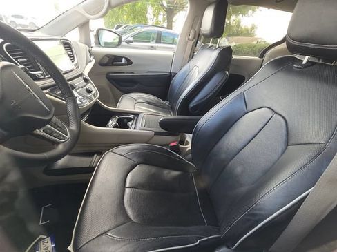 Used 2023 Chrysler Pacifica Limited FWD image 4
