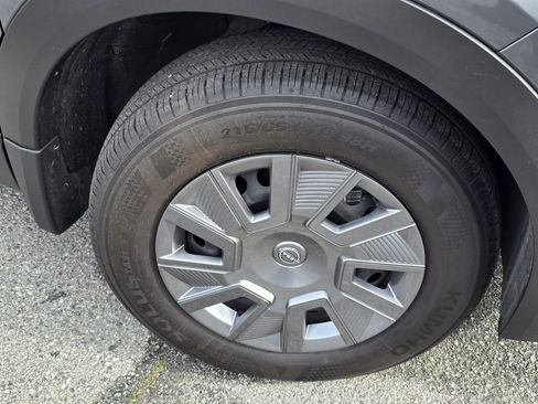 Used 2025 Nissan Kicks S image 9