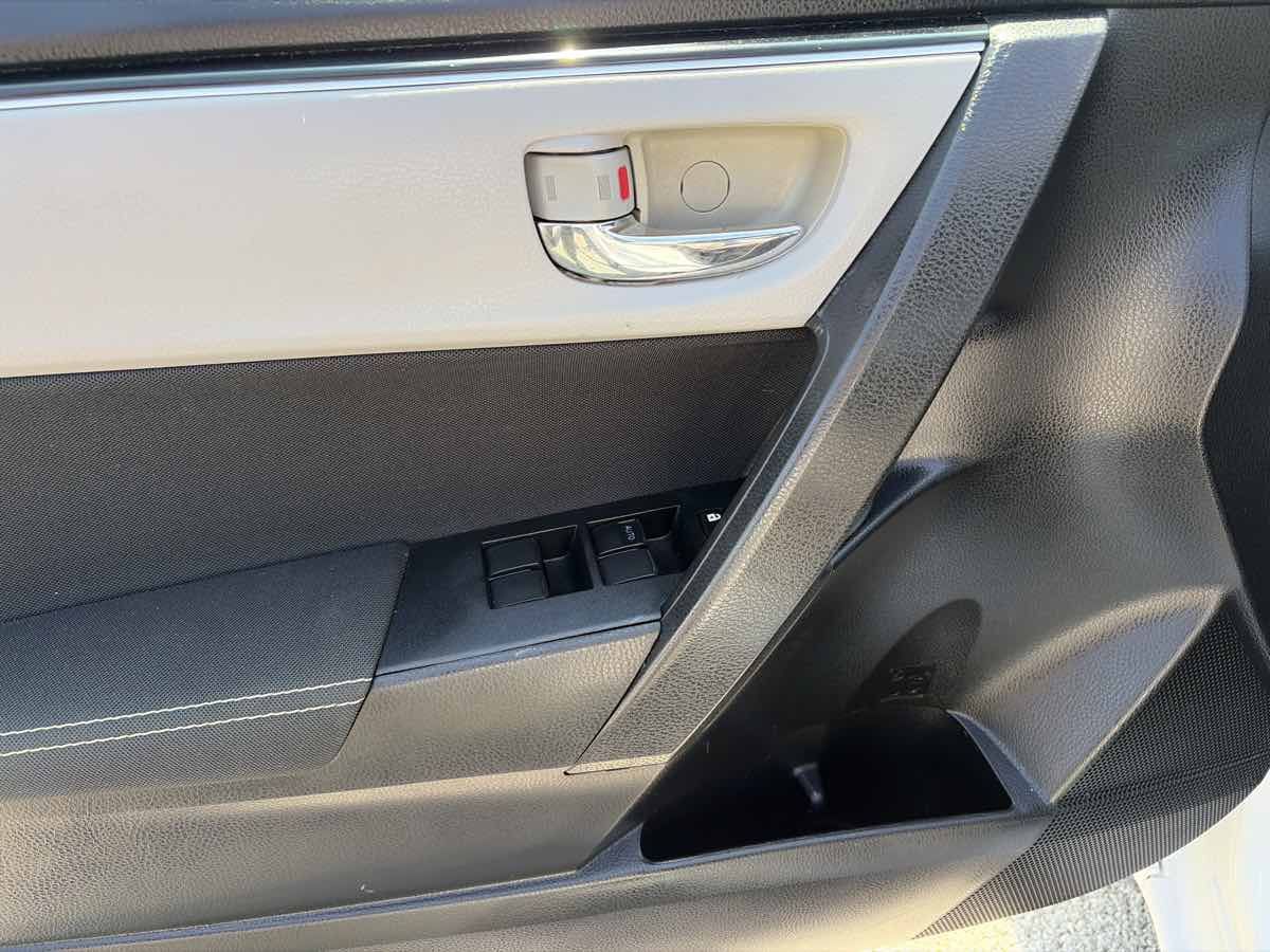 Used 2018 Toyota Corolla LE FWD image 7