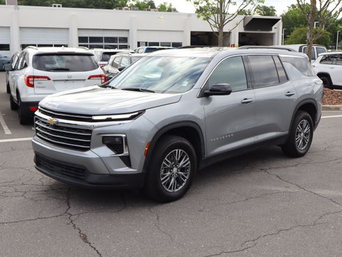 Used 2025 Chevrolet Traverse LT FWD image 17