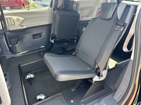 Used 2023 Toyota Sienna XLE FWD image 16
