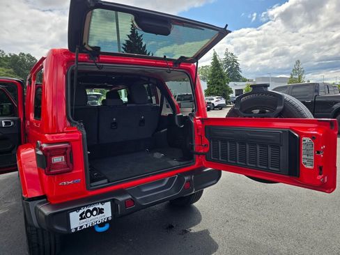 Used 2024 Jeep Wrangler Unlimited Sahara image 20