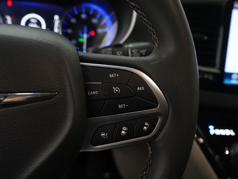 Used 2023 Chrysler Pacifica Touring-L FWD image 29