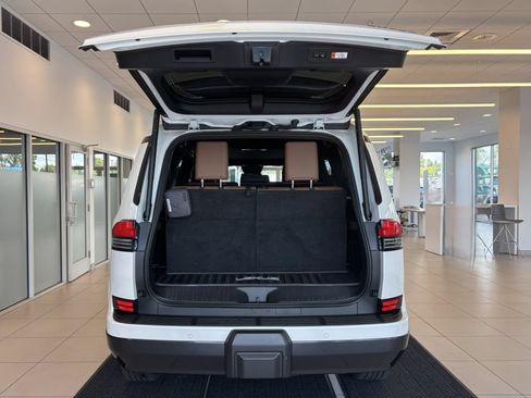 Used 2024 Lexus GX 550 w/ Cold Area Package AWD/4WD image 9
