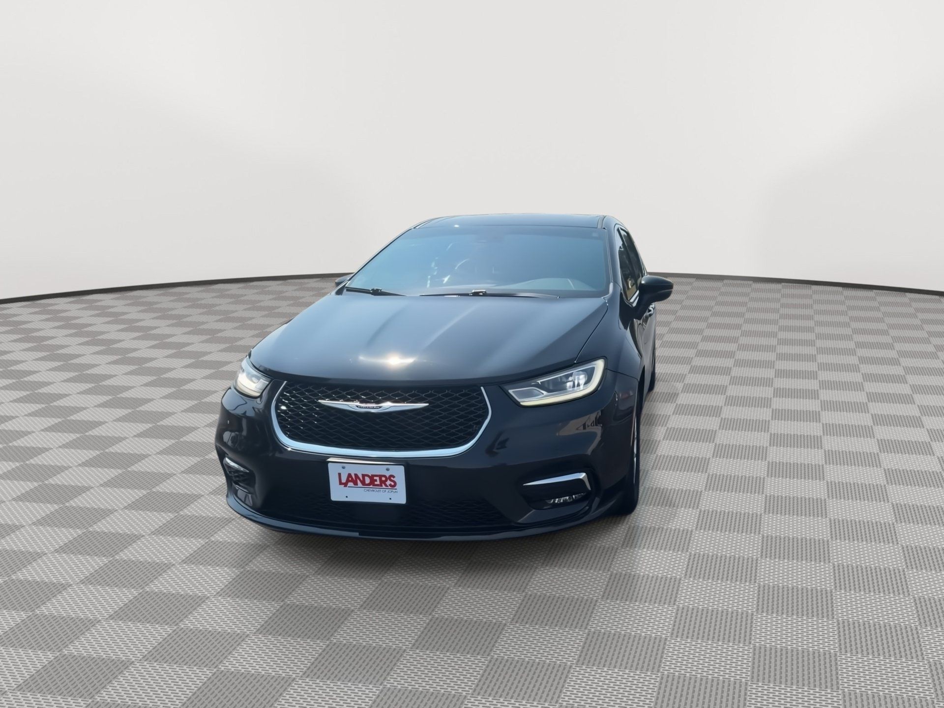 Used 2023 Chrysler Pacifica Touring FWD image 3