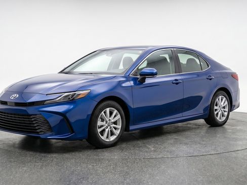Used 2025 Toyota Camry LE FWD image 3