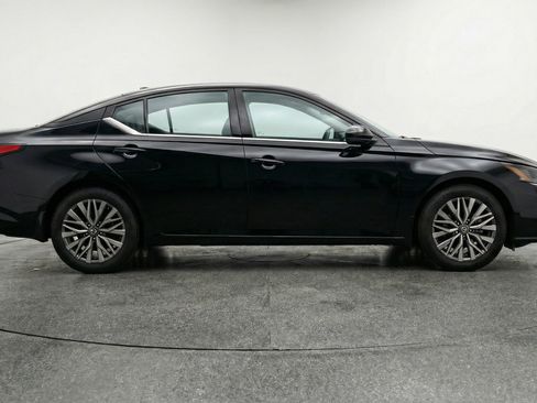 Used 2025 Nissan Altima 2.5 SV image 11