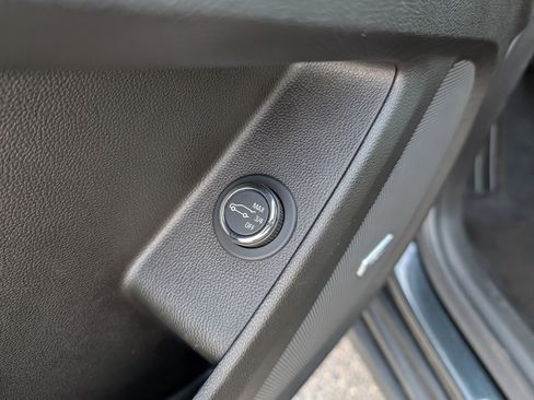 Used 2021 Chevrolet Traverse RS image 25