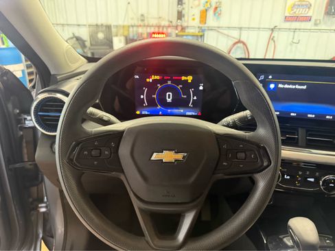 Used 2025 Chevrolet Trax LT FWD image 8
