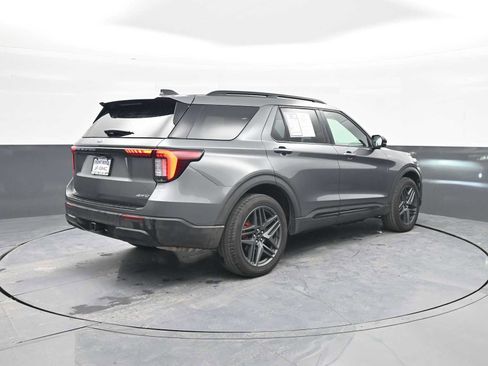 Used 2025 Ford Explorer ST-Line w/ ST-Line Street Pack AWD/4WD image 8