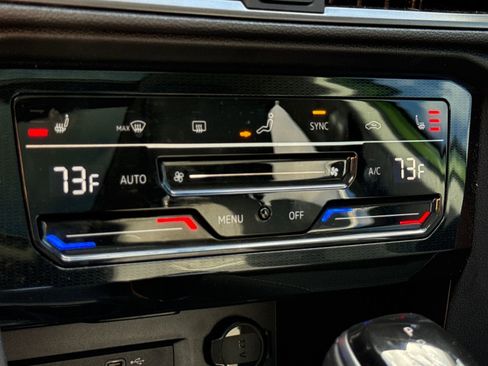 Certified 2025 Volkswagen Taos SE image 14