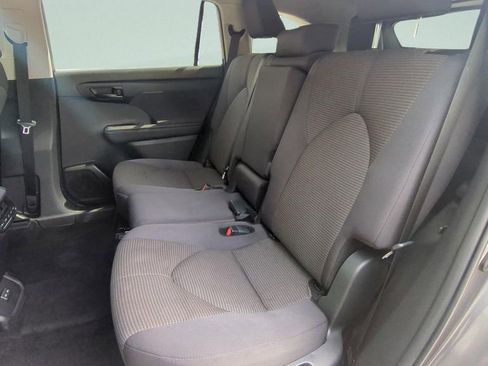 Used 2024 Toyota Highlander LE AWD/4WD image 10