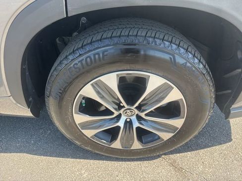 Used 2025 Toyota Highlander XLE image 11