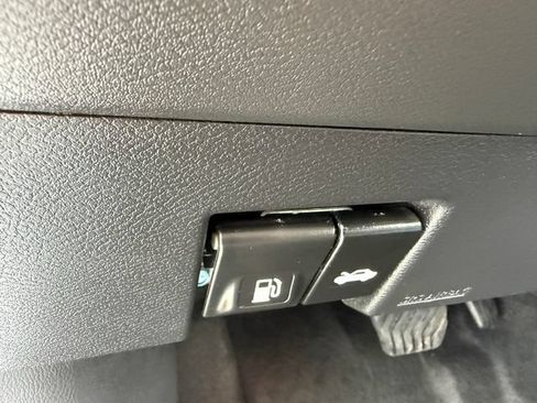 Used 2025 Nissan Versa SV w/ Trunk Package FWD image 15