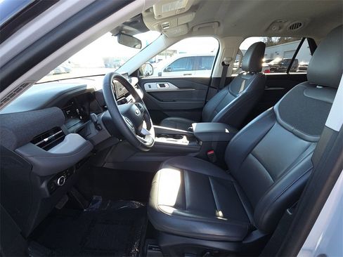 Used 2025 Ford Explorer Active w/ Active Comfort Package image 15
