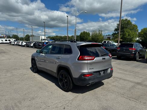 Used 2018 Jeep Cherokee Latitude w/ Altitude Package AWD/4WD image 5