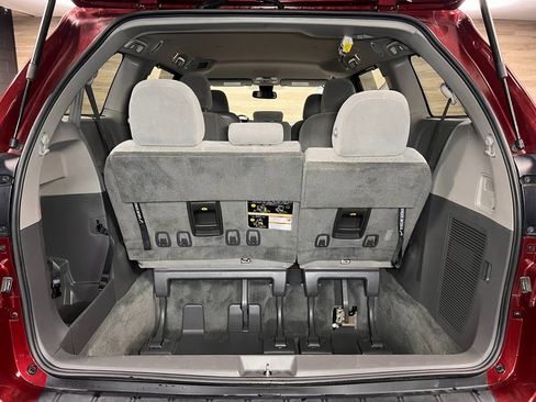 Used 2019 Toyota Sienna LE image 25