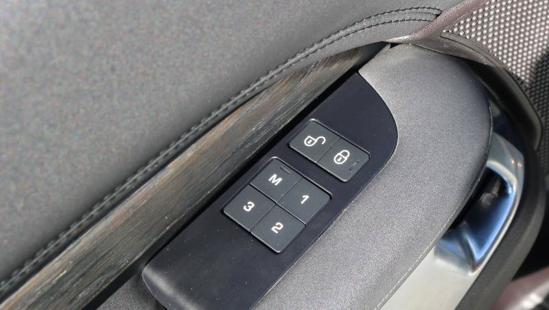 Used 2017 Land Rover Discovery HSE AWD/4WD image 13