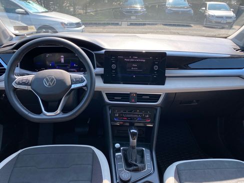 Certified 2025 Volkswagen Taos SE w/ Panoramic Sunroof Package AWD/4WD image 11
