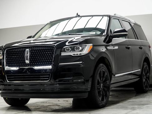 Used 2024 Lincoln Navigator Reserve w/ Monochromatic Package image 8