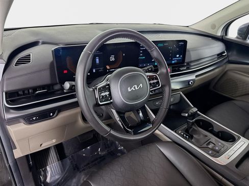 Used 2025 Kia Carnival FWD image 9