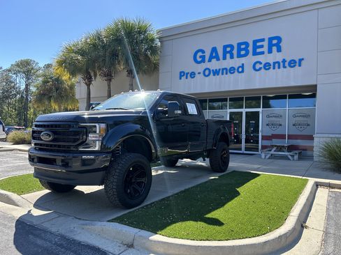 Used 2022 Ford F250 Lariat w/ Black Appearance Package image 3