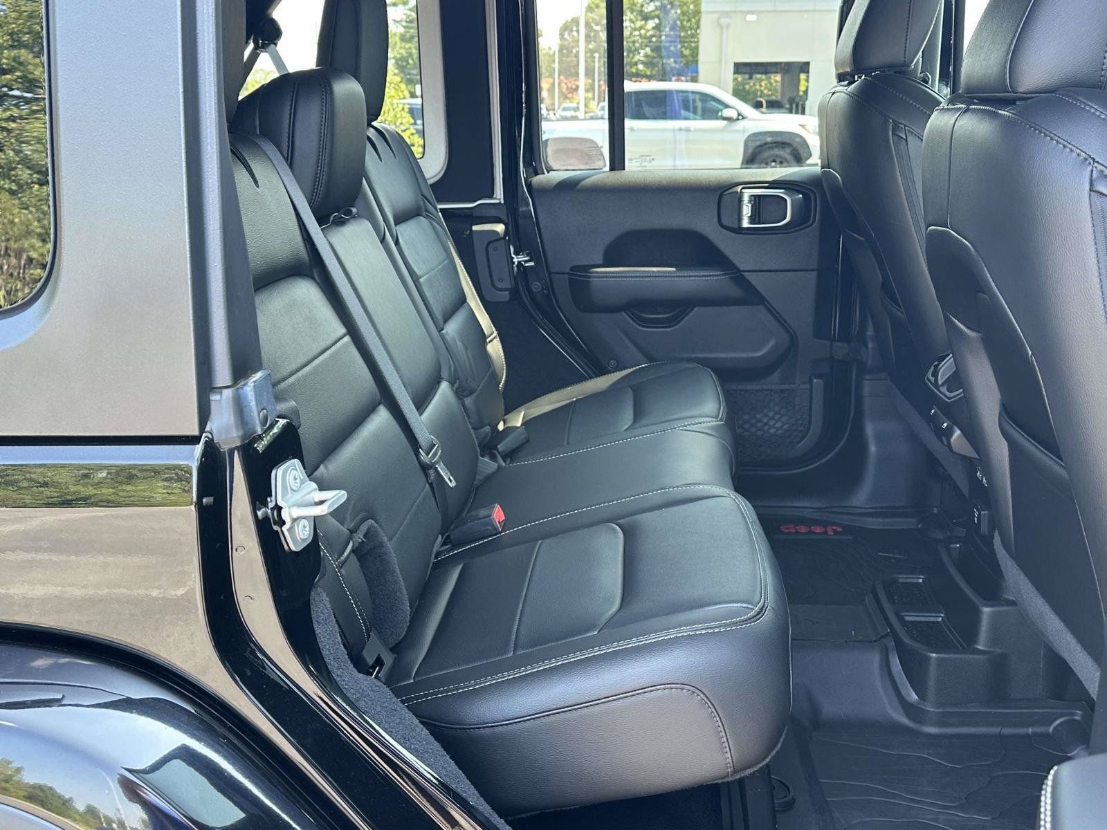Used 2020 Jeep Wrangler Unlimited Sahara AWD/4WD image 7