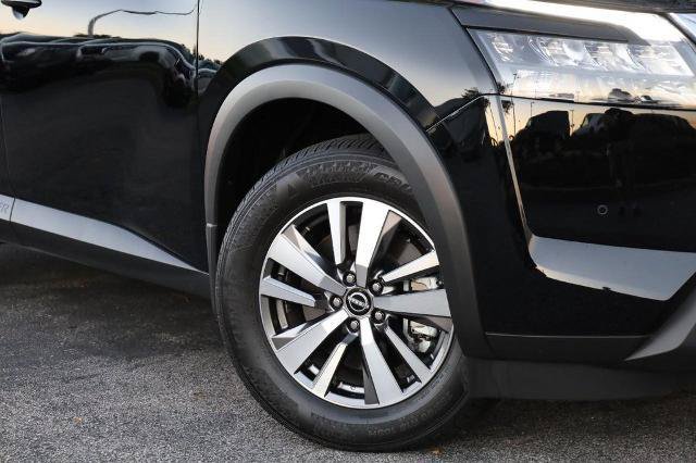 Certified 2025 Nissan Pathfinder SL FWD image 3