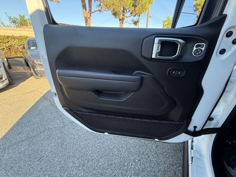 Used 2025 Jeep Wrangler Unlimited Rubicon image 20