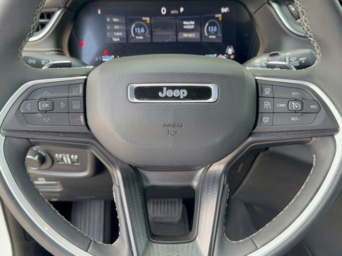 Used 2025 Jeep Grand Cherokee Altitude AWD/4WD image 10
