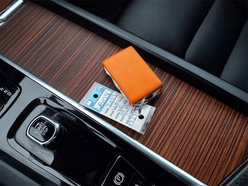 Used 2023 Volvo XC60 B5 Plus image 18