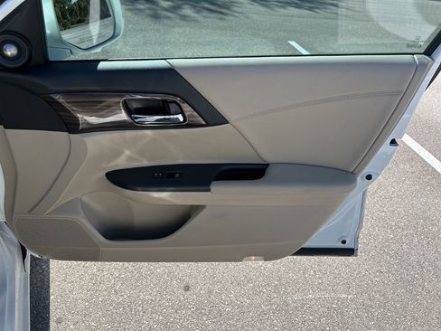 Used 2017 Honda Accord EX-L image 41