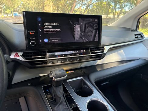 Used 2025 Toyota Sienna XLE FWD image 20