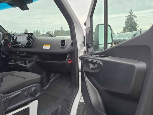 Used 2025 Mercedes-Benz Sprinter 2500 image 10