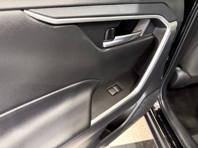 Used 2025 Toyota RAV4 XLE FWD image 18