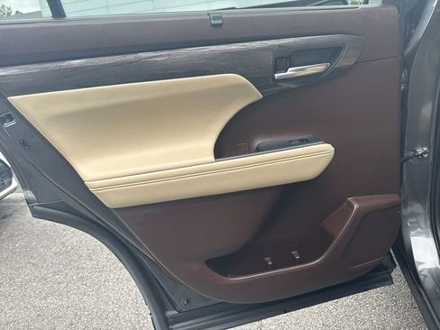 Used 2022 Toyota Highlander Limited image 34